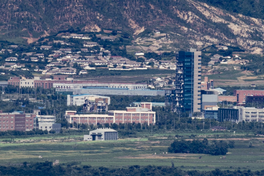 경기도 파주시 접경지역에서 바라본 개성공단 일대에서 지난해 북한이 폭파시킨 남북공동연락사무소와 폭파 시 충격으로 훼손된 개성공단지원센터가 1년 째 방치되어 있다. 연합뉴스
